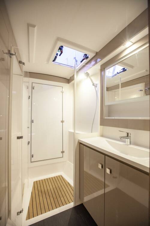 Shower (starboard side)